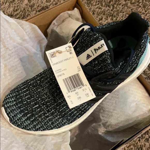 Adidas ultraboost Parley J size 5 - Picture 2 of 5